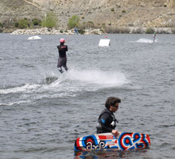 Ir a Actividades acuáticas de teambuilding, wakeboard